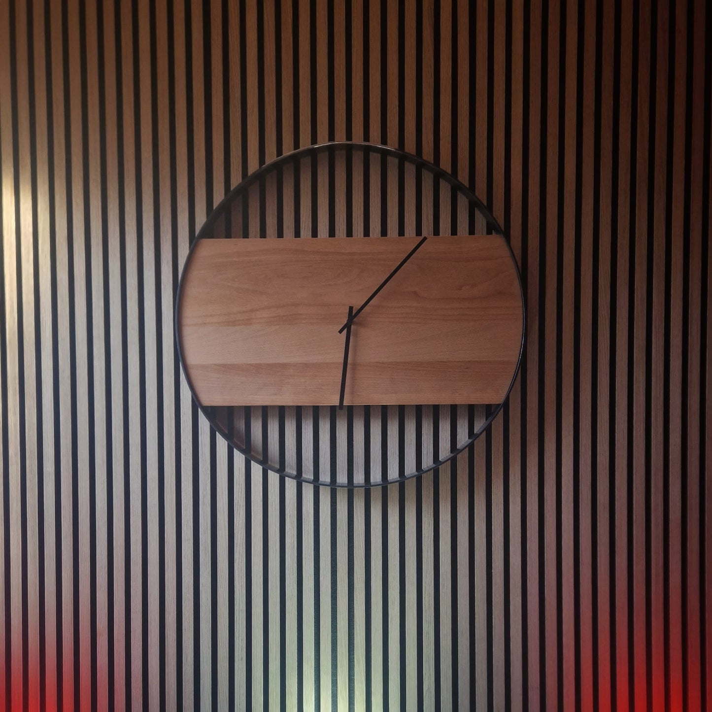 Wanduhr aus Vollholz und Stahl im XXL Format