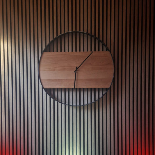Wanduhr aus Vollholz und Stahl im XXL Format